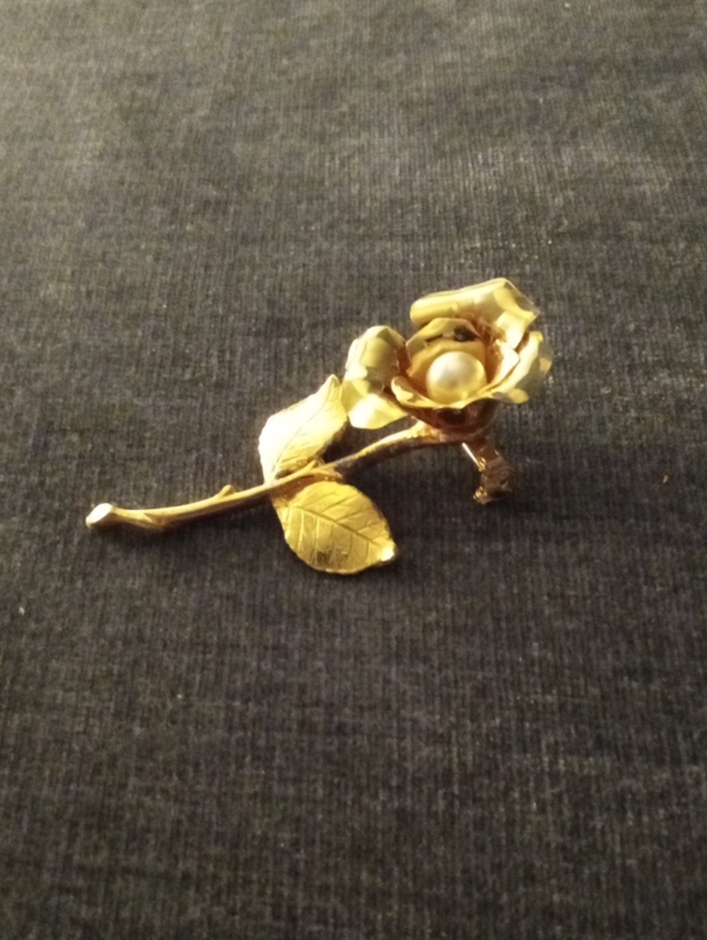Two (2) Vintage Flower Brooches - Picture 3 of 11